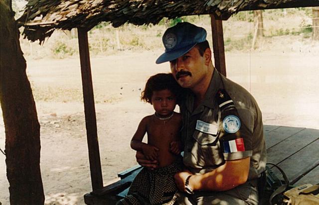 La photographie « un enfant » ; M. BRUNEL et une petite fille dans un village du Cambodge